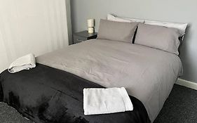 Cozy 2 Bed Sleeps 5 Free Parking
